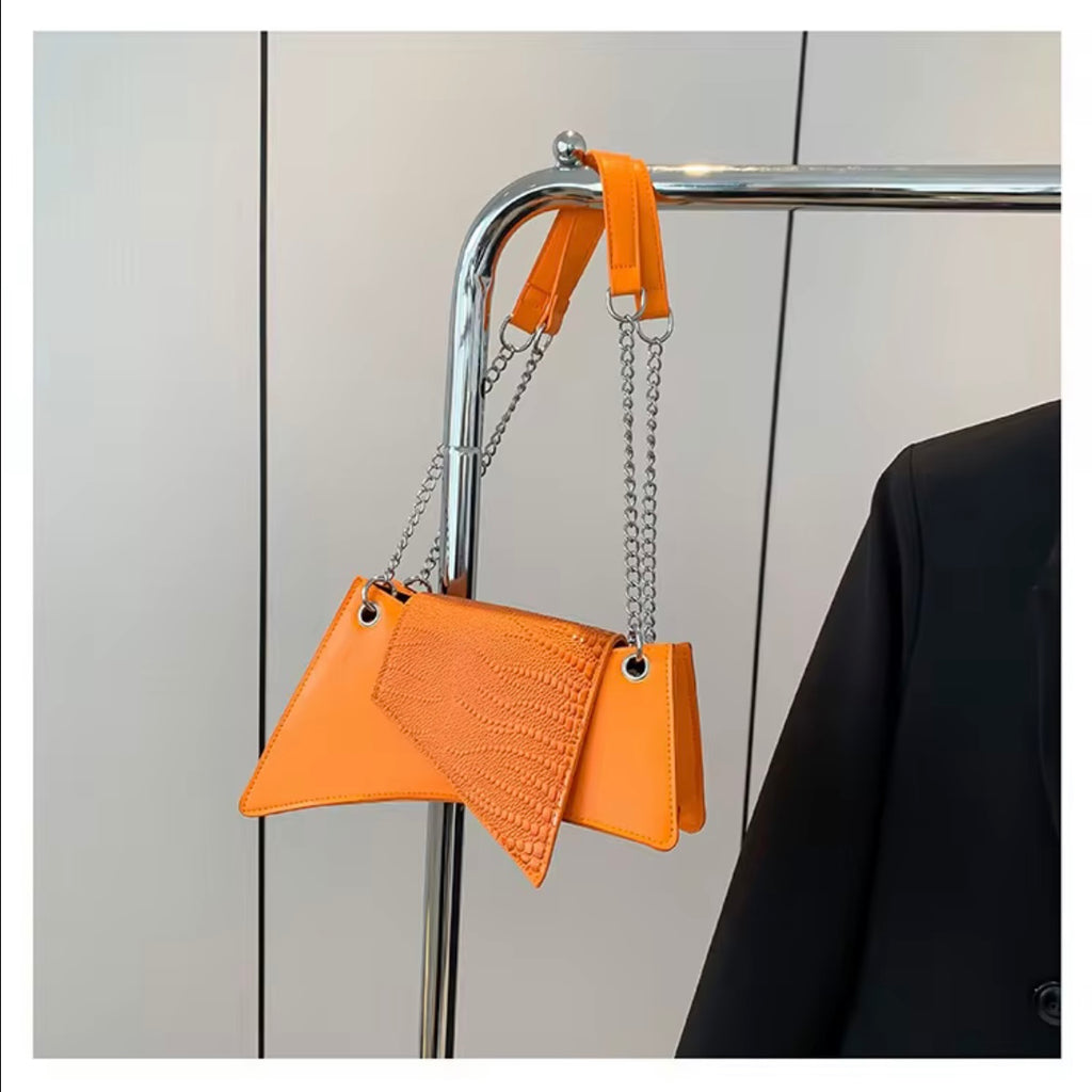 Ketten-Handtasche Riviera — Umhängetasche aus PU im schicken Urban-Style, vom Strand auf die Terrasse