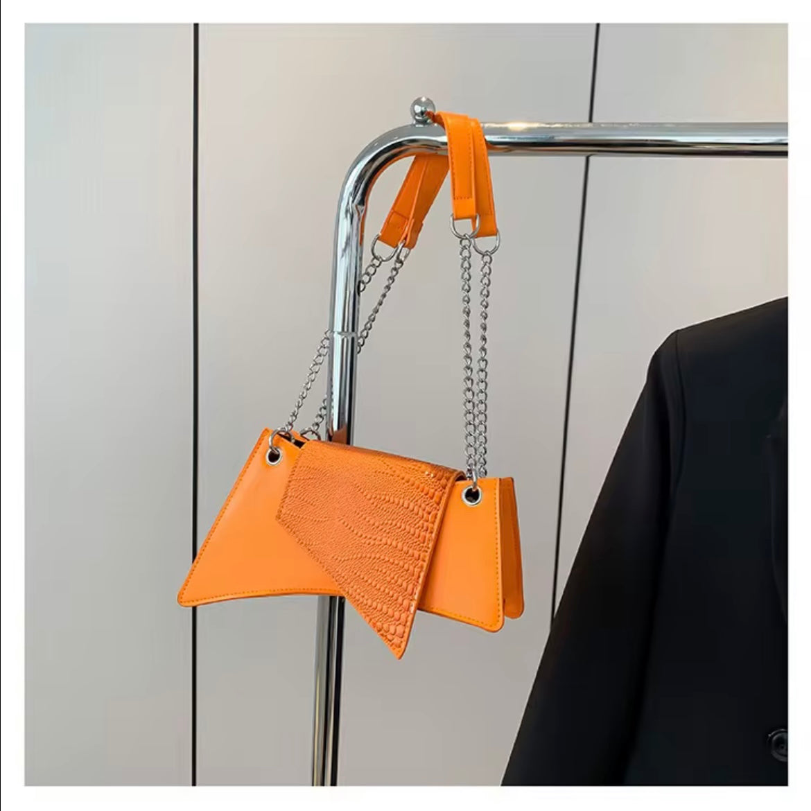 Ketten-Handtasche Riviera — Umhängetasche aus PU im schicken Urban-Style, vom Strand auf die Terrasse